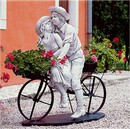 statue en pierre amoureux à bicyclette