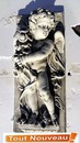 Bas relief en pierre angelot saison printemps
