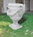 vase sur pied en pierre avec tête de satyre
