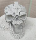statue tête de mort couronnée