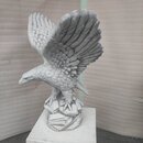 Statue Aigle moyen sur rocher