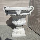 Vase avec anneaux et tête gargouille sur pied carré