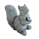 Statue écureuil tenant une noisette