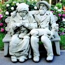 Statue Petits Vieux sur Banc se tenant par  le cou