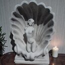 Statue femme nue agenouillée dans coquillage