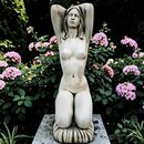 - statue-femme nue à genoux