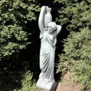 Statue Femme portant une jarre