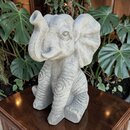 statue en pierre Eléphanteau assis