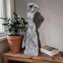 Statue de jardin en pierre Femme Nue entre les Mains