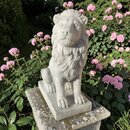 Statue lion assis tête à droite