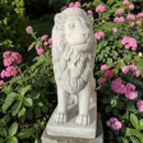 Statue lion assis tête à gauche