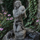 Statue de jardin en pierre Jeune Fille au coquillage