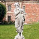 Danseuse de Canova avec un doigt sous le menton