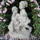 STATUE ENFANTS SUR UNE BROUETTE
