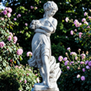Statue en pierre porteuse de roses