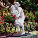 statue en pierre amoureux à vélo