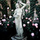 Statue de jardin en pierre : La Porteuse de Fleurs (Bras gauche en l'air en fleurs main droite)
