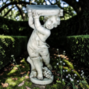 STATUE ENFANT PORTANT UN COUSSIN REGARDANT A GAUCHE