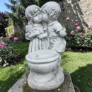 Statue Enfant Bisou tendre avec pot de fleur