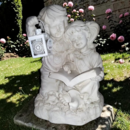 Enfants lisant un livre à la lueur d'une lanterne
