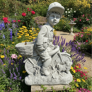 Statue garçon à bicyclette et pot de fleur