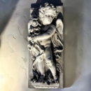 Bas relief en pierre angelot saison printemps