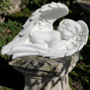 Angelot dormant dans ses ailes 
