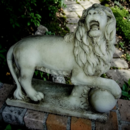 Statue Lion Tenant une Boule sous la Patte Droite