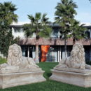 Statue en pierre couple de lions couchés sur socles