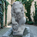 Statue Lion avec écusson sous patte droite