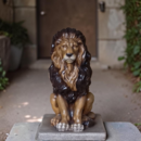 STATUE LION REGARD DROIT PEINT