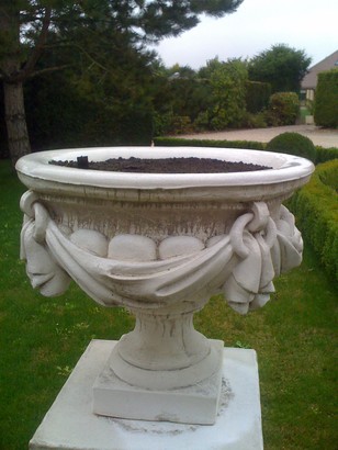 vase motif drapé sur pied carré
