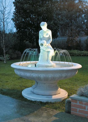 -Fontaine-en-pierre-reconstituée-avec-statue-femme-aassise-et-jets-remontants-modèle-Pisa