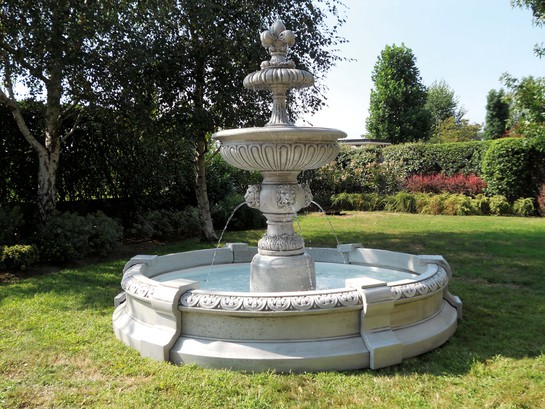 -Fontaine-en-pierre-avec-bassin-modèle-PERUGIA-