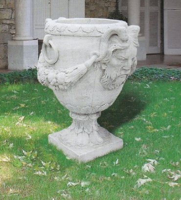 vase sur pied en pierre avec tête de satyre