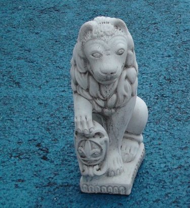 Statue Lion avec écusson sous patte droite