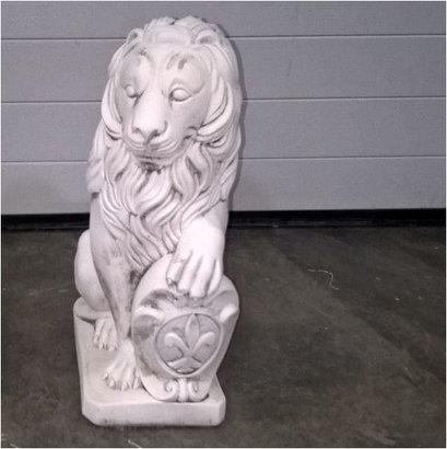 Statue Lion avec écusson (patte gauche)
