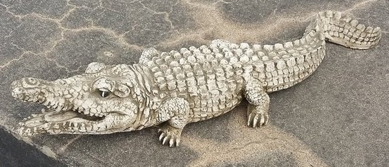 Statue en pierre caïman