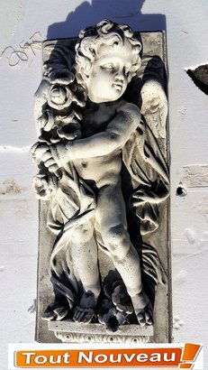 Bas relief en pierre angelot saison printemps