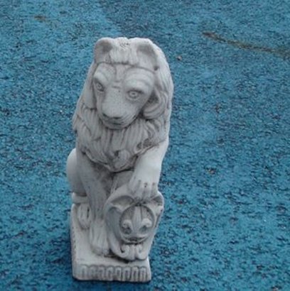 Statue Lion avec écusson sous patte gauche
