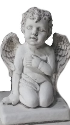 Statue Angelot main sur le coeur