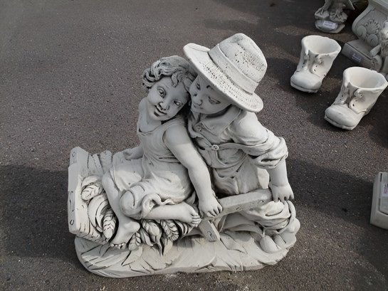STATUE ENFANTS DANS LA BROUETTE