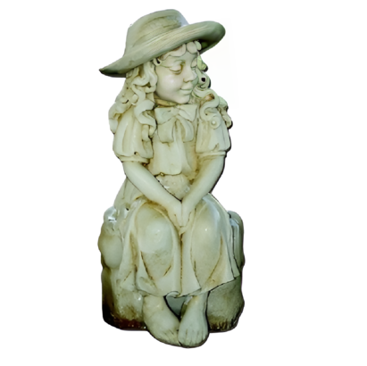 STATUE FILLETTE ASSISE AU CHAPEAU