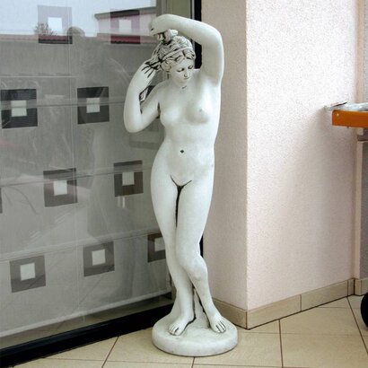 Femme relevant ses cheveux