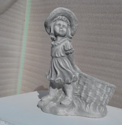 Statue en pierre fillette tirant un panier