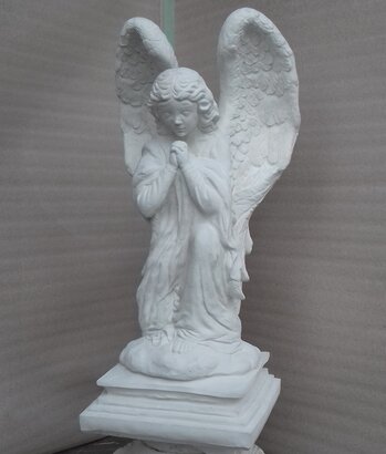 Statue Ange agenouillé sur socle carré