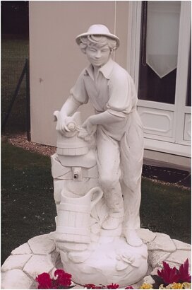 Statue de jardin en pierre Homme : Le Puiseur