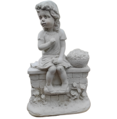 Fillette assise sur un mur avec son panier de fleurs