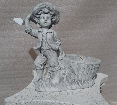 Statue en pierre garçon tirant un panier