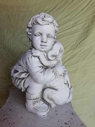 Garçon embrassant son chiot